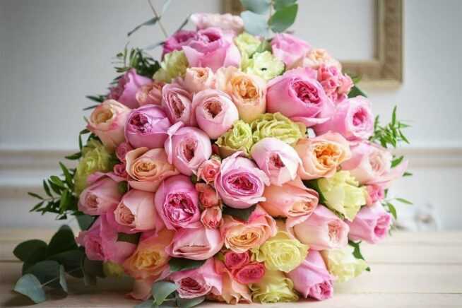 Красивый букет из роз для мамы