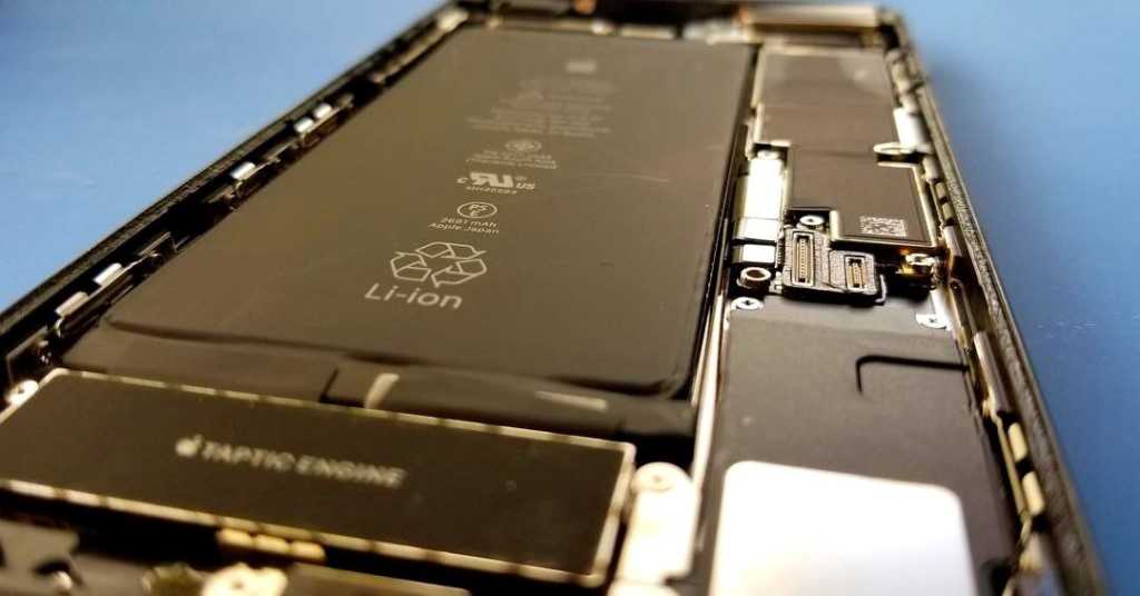 Что делать если айфон 7 не включается. Внутреннее устройство Айпада 7. Iphone 7 не стартует. Iphone 7 зарядка идет но не заряжается. Iphone 7 не включается и не заряжается.